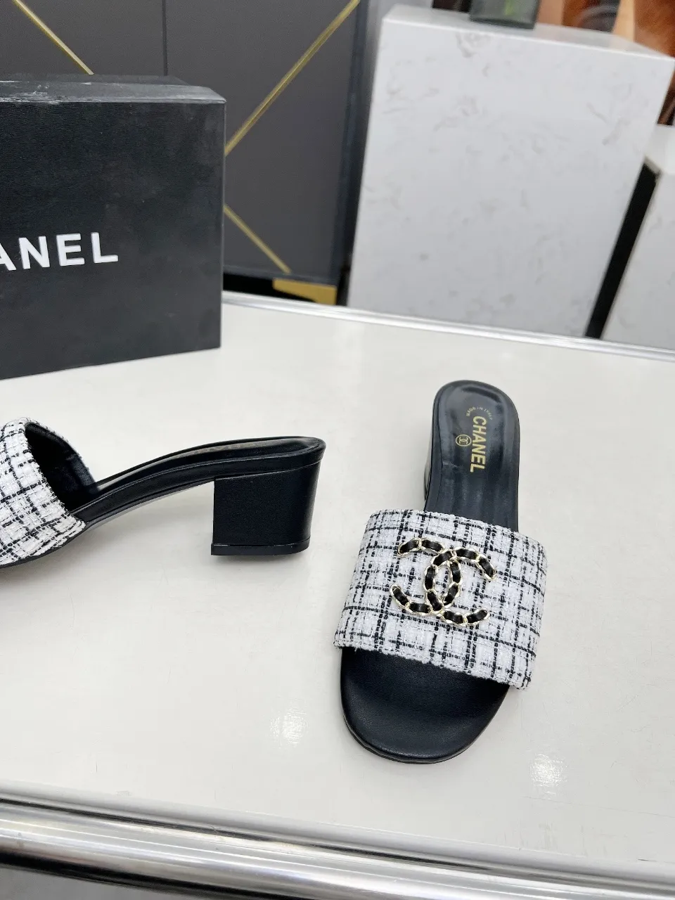 👟👟Ex-factory price 380👟👟 Genuine leather sole +30 chanel Chanel 2024 new slippers🔥🔥 Official website counter, fabric sheepskin, lining sheepskin, foot pad goatskin, 3 colors optional, size 35-42, genuine leather sole +30